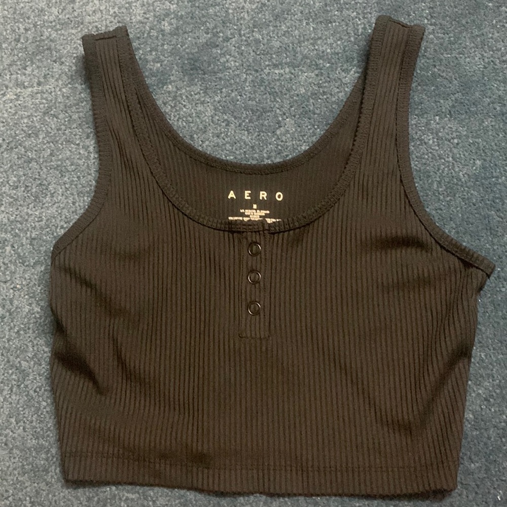 Aero M cropped black tank top